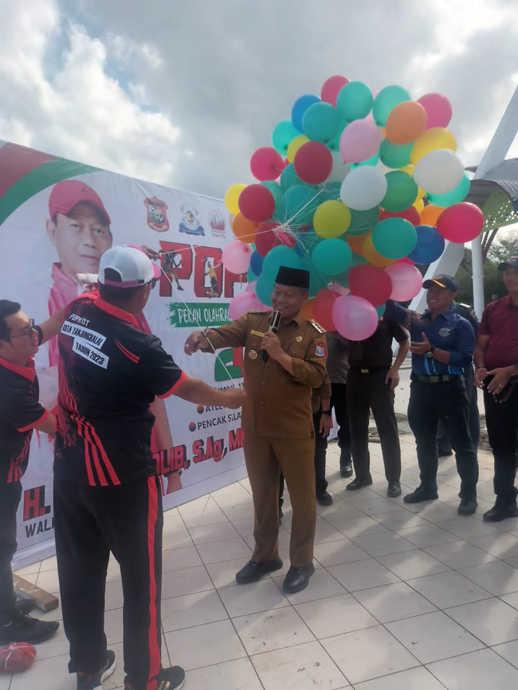 Wali Kota Tanjungbalai H Waris Tolib membuka pagelaran Popkot tahun 2023, ditandai dengan pelepasan balon di Alun-Alun Lapangan Sultan Abdul Jalil Rahmadsyah, Senin (13/11/2023). (Dok/Kominfo Tanjungbalai)