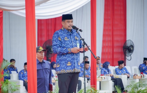 Wali Kota Medan Bobby Nasution saat menjadi Pembina Apel Kick Off Data dan Peta Lingkungan Bersama Kepling Jadi Mudah (Tangan Berkah) di Stadion Teladan Medan, Jumat (17/11/2023). (Dok/Kominfo Medan)