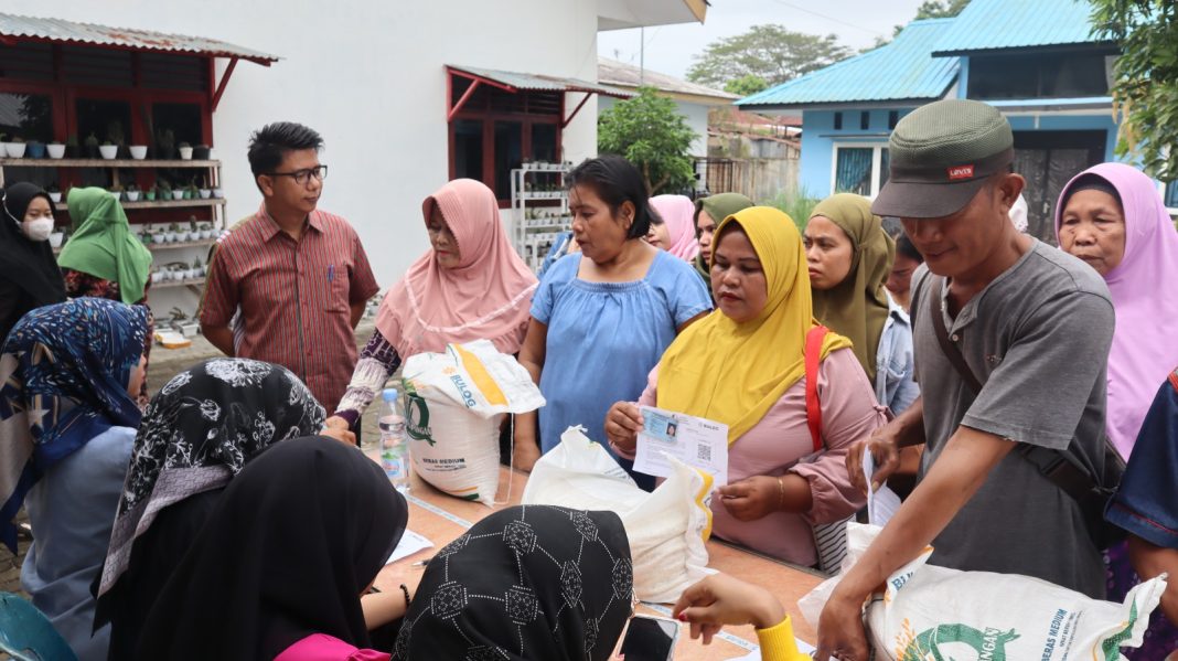 Sekretaris Camat Padang Hilir, Tohap Marhasak Sripandi Hutasoit meninjau penyaluran Bapanas tahap 2 termin III berupa beras 10 Kg di kantor Camat Padang Hilir, Kamis (9/11/2023). (Dok/Kominfo Tebingtinggi)