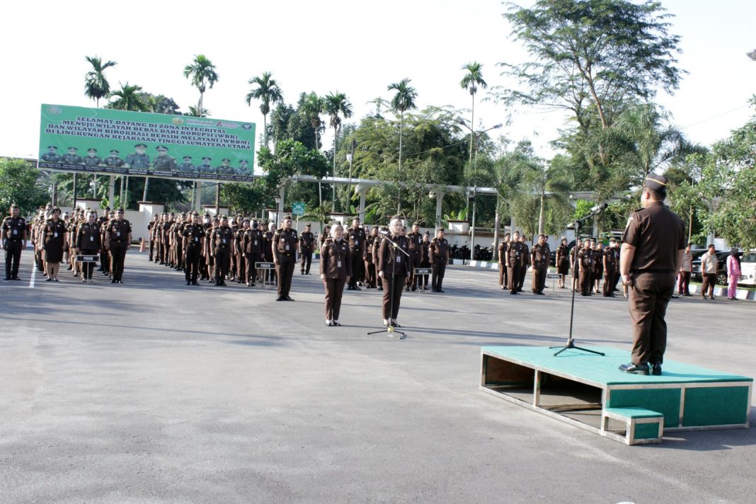 Aspidsus Dr Iwan Ginting pimpin apel pagi seluruh jajaran Kejaksaan Tinggi Sumut di halaman kantor Kejati Sumut, Jalan AH Nasution Medan