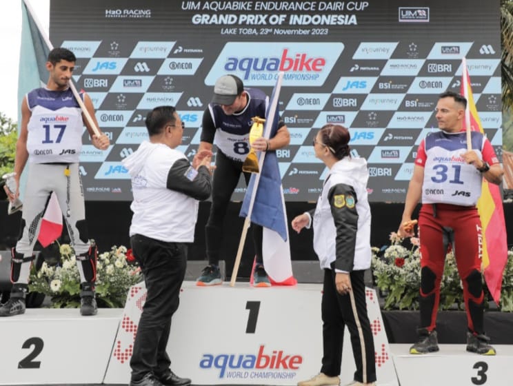 Bupati Dairi Eddy Keleng Ate Berutu bersama istri menyerahkan piala kepada pemenang juara satu Dairi Cup dari Negara Perancis, disusul juara kedua dari Negara Uni Emirate Arab dan juara ketiga Spanyol.