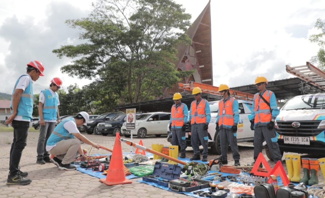 Assistant Manager Jaringan PLN UP3 Bukit Barisan Harry Simbara memastikan peralatan yang akan dipergunakan pada Aquabike World Championship dalam keadaan baik.