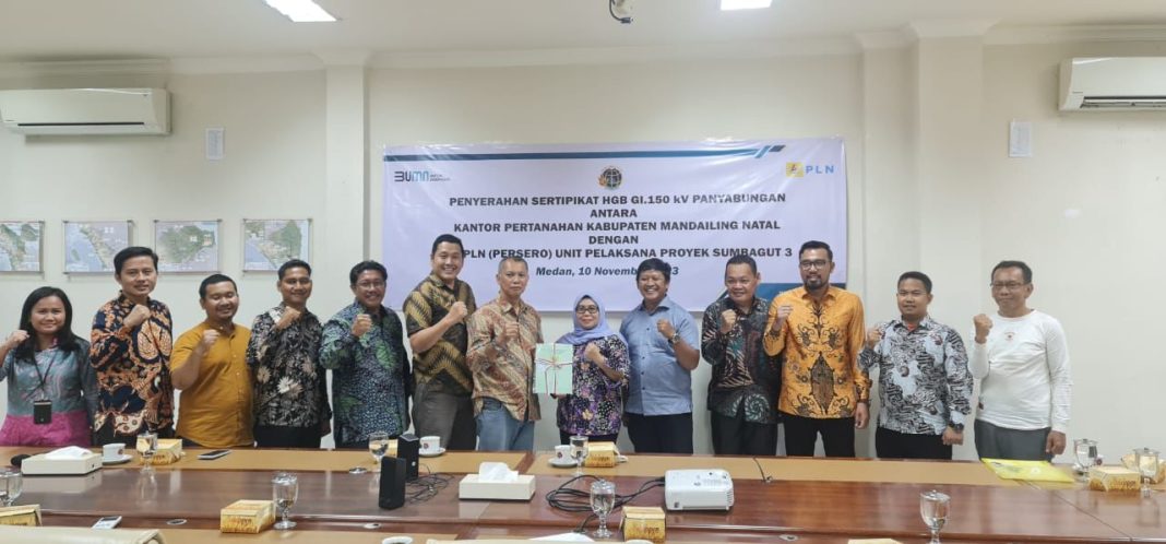 Kantah Kabupaten Madina menyerahkan Sertipikat HGB GI.150 kV Panyabungan seluas 24,950 M2 milik PT PLN (Persero) dan foto bersama.