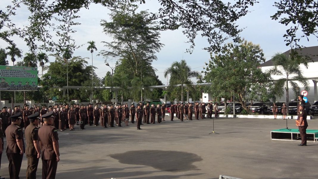 upacara hari pahlawan diikuti seluruh jajaran di halaman kantor Kejati Sumut Jalan AH Nasution Medan