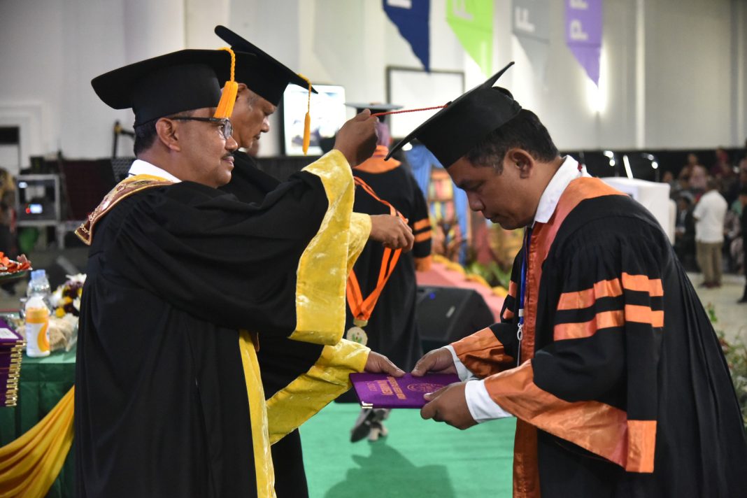 Rektor Unimed Prof Dr Baharuddin ST MPd saat mewisuda lulusan.