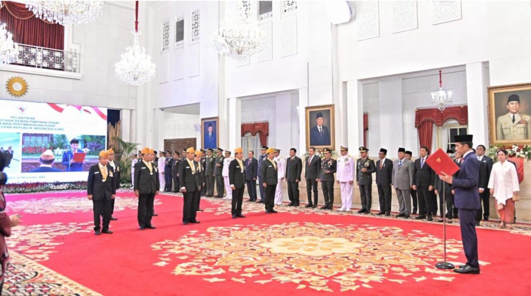 Presiden Jokowi melantik anggota Dewan Pimpinan Pusat dan Dewan Pertimbangan Pusat LVRI periode tahun 2022-2027 di Istana Negara, Jakarta.