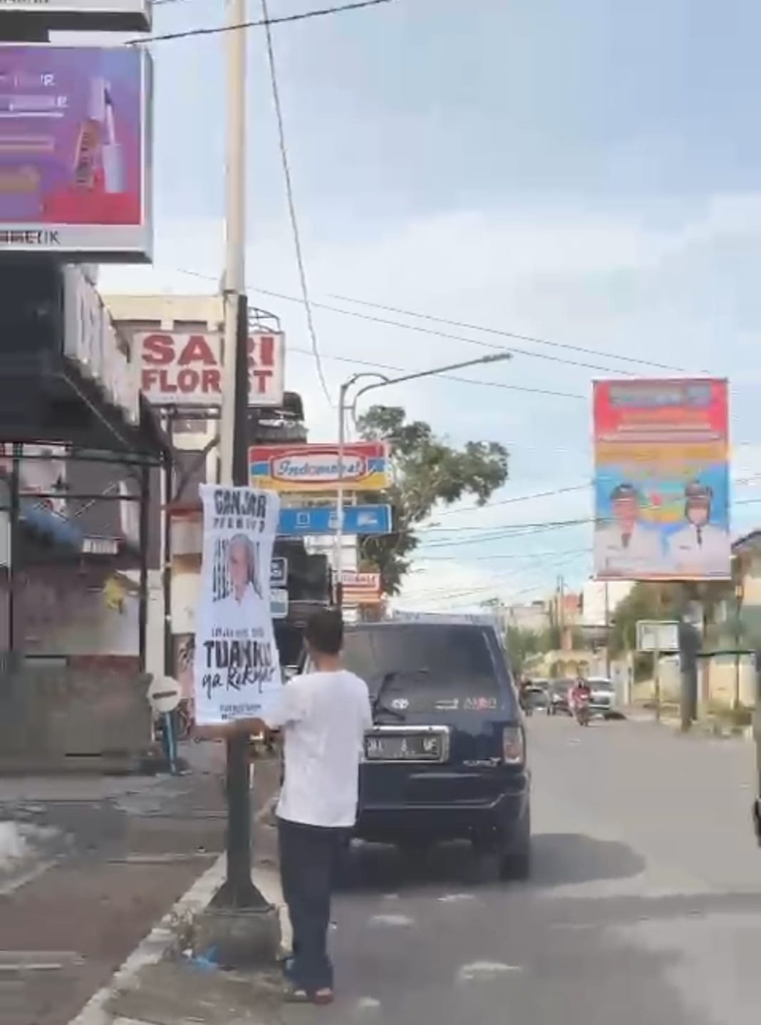 Aksi pencopotan poster Ganjar Pranowo oleh personil Satpol PP Pemerintah Kota Pematangsiantar, Provinsi Sumut.