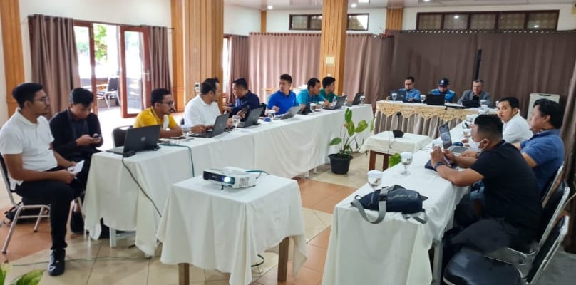 Senior Manager Distribusi PLN UID Sumut Khairul Lingga (menggunakan topi) memimpin rapat progres kesiapan kelistrikan Aquabike World Championship bersama Manager PLN UP2D Sumut Fahmy Albar (kiri), Manager PLN UP3 Bukit Barisan Ramses Hutajulu (kiri) beserta jajaran.