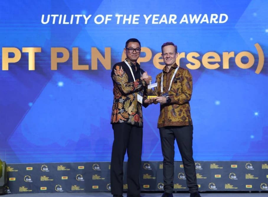 Sebagai buah transformasi perusahaan yang mengedepankan aspek customer focused, PLN yang diwakili oleh Direktur Utama PLN, Darmawan Prasodjo (kiri) dianugerahi Utility of The Year Award pada Power & Energy Awards 2023 yang diberikan oleh CEO of Clarion Events Asia Richard Ireland.