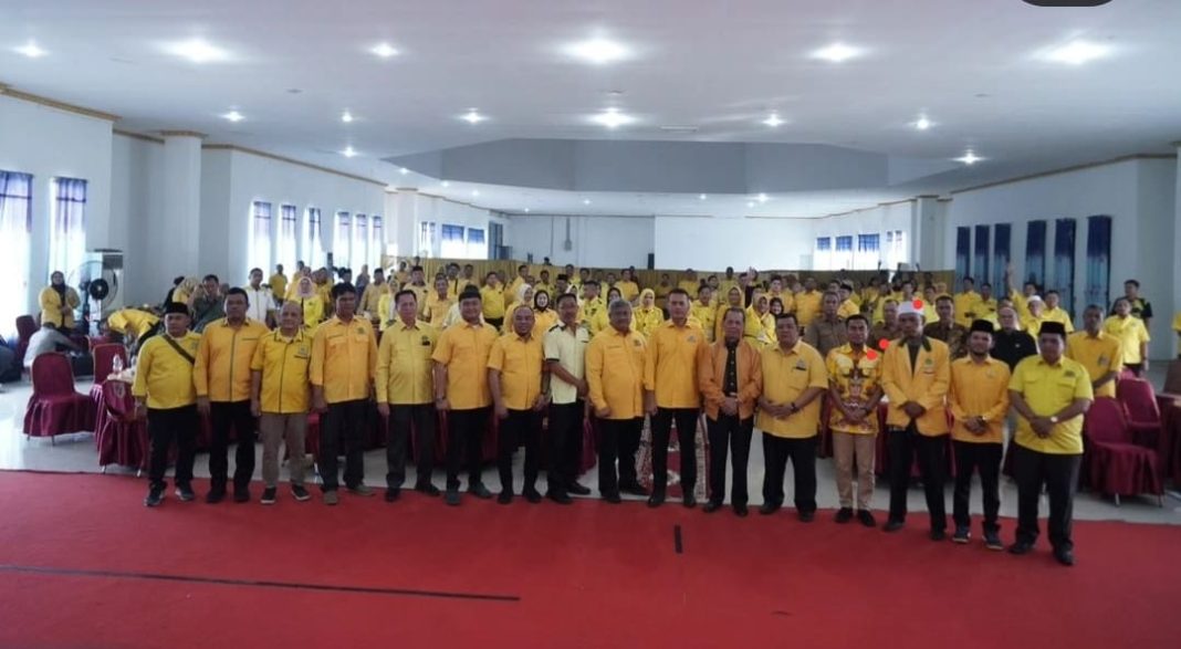 Ketua DPD Partai Golkar Sumut H Musa Rajekshah membuka pembekalan Caleg Partai Golkar dari tingkat kabupaten/kota hingga tingkat provinsi di Gedung SBBK, Selasa (28/11/2023).