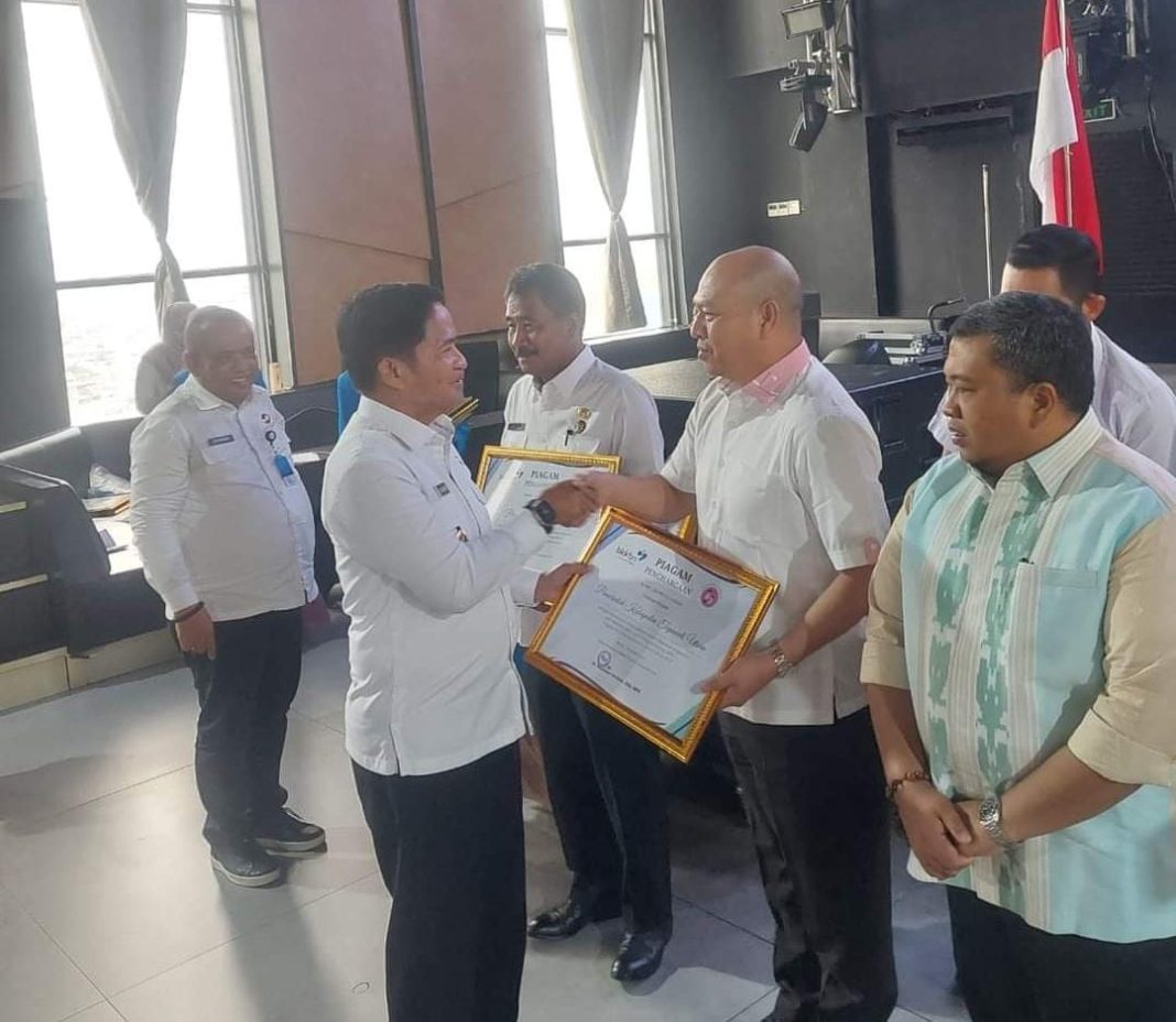 Bupati Taput Nikson Nababan terima penghargaan dari Pj Gubernur Sumut Dr Hasanuddin karena aktif dan komit menurunkan stunting di Ballroom Grand Central Premier, Rabu (29/11/2023). (Dok/Kominfo Taput)