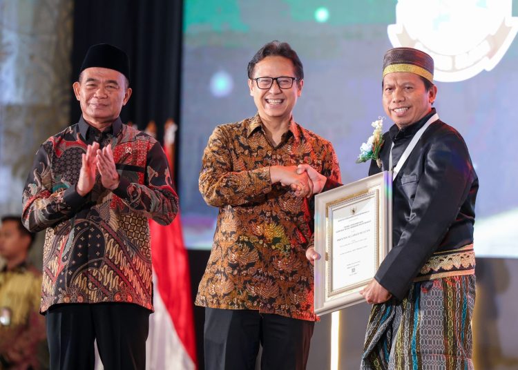 Kemenkes RI memberikan penghargaan Swasti Saba kepada kabupaten/kota sehat dan STBM tahun 2023 yang dilaksanakan di Grand Ballroom Hotel Kempinski lantai 11, Jakarta Pusat, Selasa (28/11/2023) malam. (Dok/Kemenkes RI)