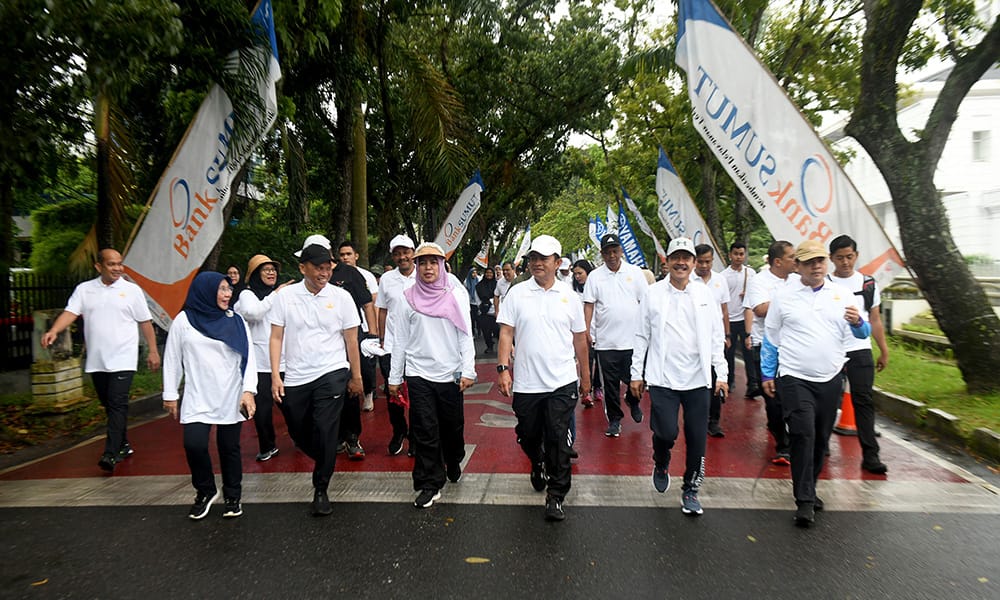 Pj Gubernur Sumut Dr Hassanudin mengikuti jalan sehat bersama seribuan ASN, dalam rangka memeriahkan peringatan HUT ke-52, Korpri, Jumat (1/12/2023). (Dok/Kominfo Sumut)