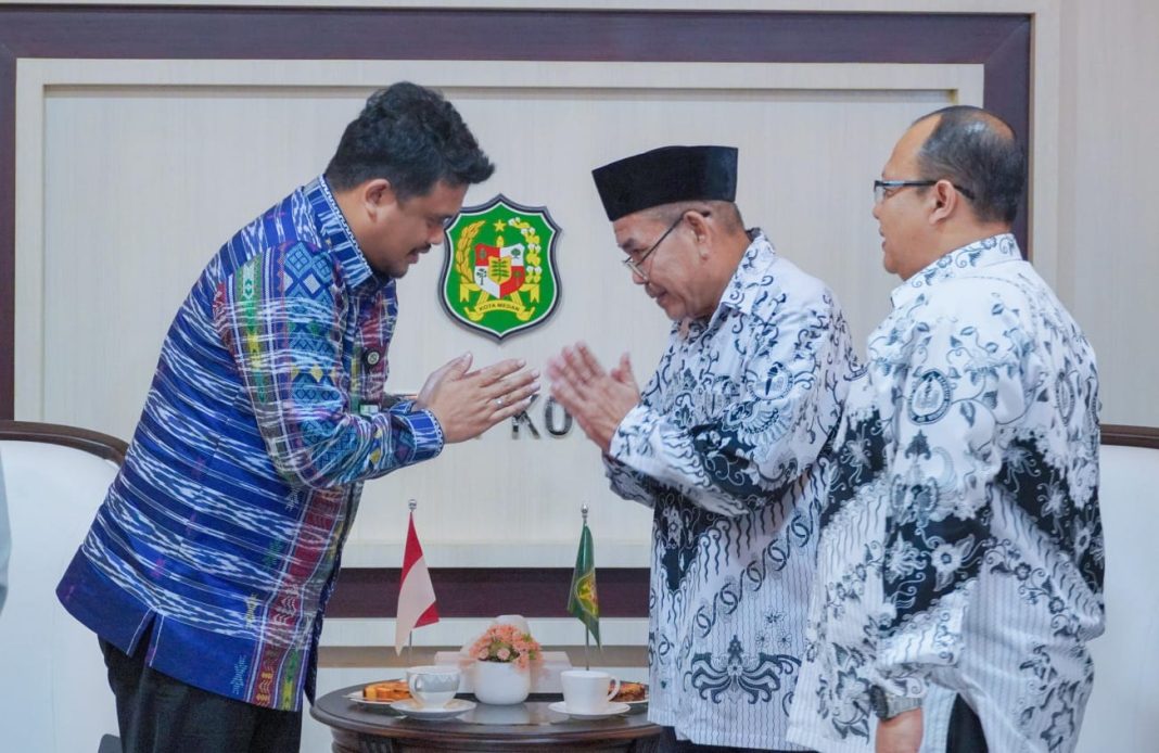 Ketua PGRI Sumut Abdul Rahman Siregar ketika diterima Bobby Nasution di Balai Kota Medan, Jumat (1/12/2023). (Dok/Kominfo Medan)