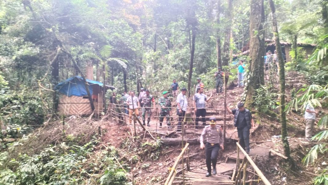 Gabungan TNI/Polri meratakan puluhan gubuk narkoba dan judi di sepanjang Jalan Medan-Berastagi, Kecamatan Sibolangit, Kabupaten Deliserdang, Jumat (1/12/2023). (Dok/Polda Sumut)