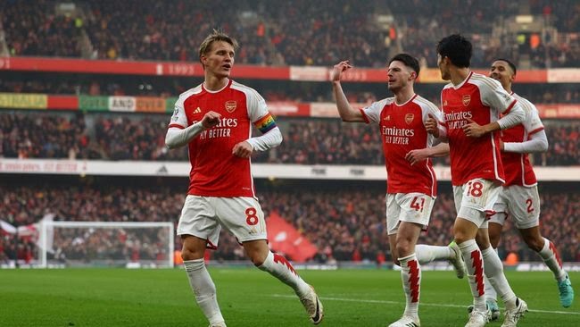 Odegaard (kiri) mencetak gol kedua Arsenal yang mengubah skor menjadi 2-0.