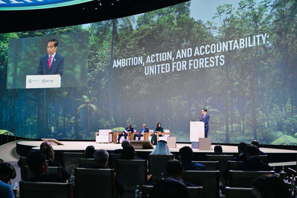 Presiden Jokowi berbicara pada Presidency Session on Protecting Nature for Climate, Lives, and Livelihoods di Al Waha Theatre, Expo City Dubai, Dubai, PEA, Sabtu (2/12/2023). (Dok/BPMI Setpres)