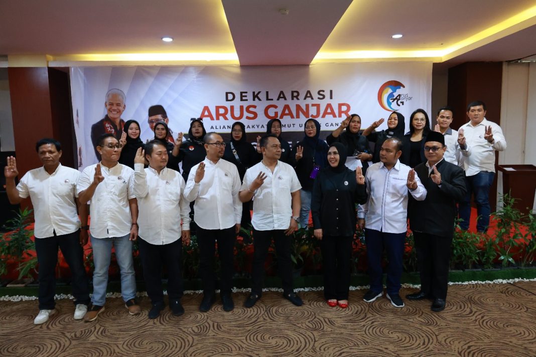 Relawan Arus Ganjar mendeklarasikan diri mendukung Ganjar-Mahfud di Pilpres 2024, Minggu (3/12/2023).