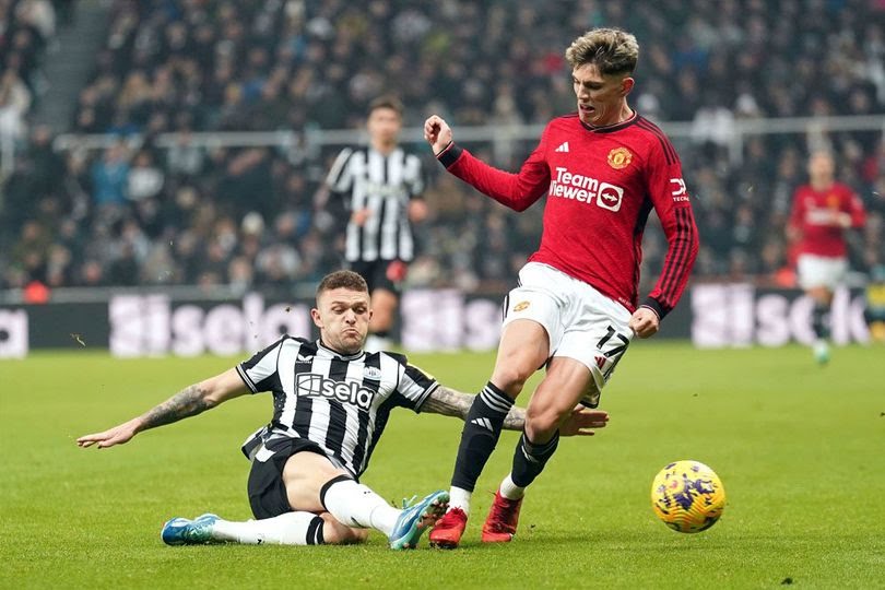 Bek sayap Newcastle, Kieran Trippier menekel pemain sayap Manchester United, Alejandro Garnacho pada pekan ke-14 Liga Inggris 2023/2024, Minggu (3/12/2023) WIB.