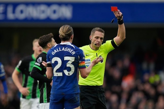 Conor Gallagher diganjar kartu merah dalam laga Premier League Chelsea vs Brighton, Minggu (3/12/2023).