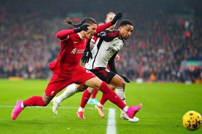 Duel Darwin Nunez dan Kenny Tete dalam laga Premier League Liverpool vs Fulham, Minggu (3/12/2023).