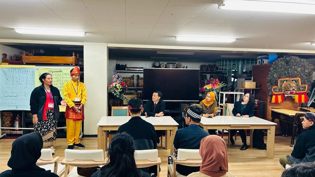 Siswa Indonesia menjalin persahabatan global dengan siswa Jepang sekaligus meraih pengalaman kesempatan belajar secara langsung mengenai kesenian dan budaya kedisplinan di Jepang pada tanggal 20-22 November 2023 lewat program Tokyo, IEP tahun 2023. (Dok/Kemendikbudristek RI)