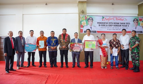 Wali Kota Medan Bobby Nasution foto bersama dengan lainnya saat melaksanakan Safari Natal di GBKP Runggun Pasar II, Jalan Rebab, Kelurahan Titi Rantai, Kecamatan Medan Baru, Minggu (3/12/2023) siang. (Dok/Kominfo Medan)