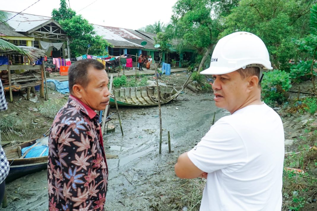 Bupati Batubara Ir H Zahir MAP melakukan kunjungan pada kegiatan Bupades di Desa Dahari Silebar, Minggu (3/12/2023). (Dok/Kominfo Batubara)