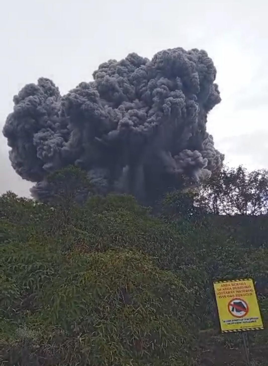 Erupsi Gunung Marapi.