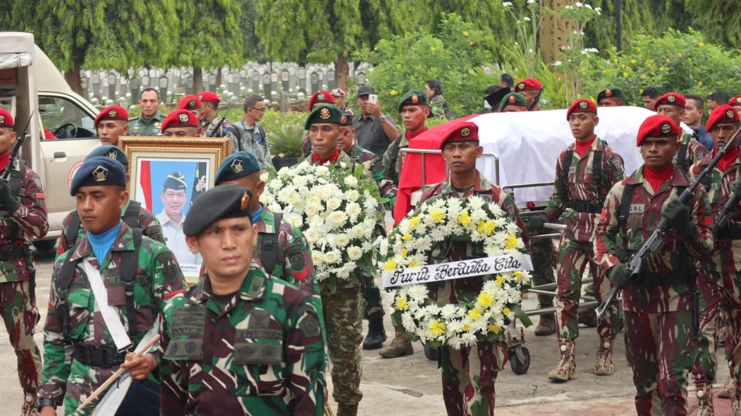 Almarhum Letjen TNI (Purn) Doni Monardo dikebumikan di Taman Makam Pahlawan Kalibata, Senin (4/12/2023). (Dok/BNPB)