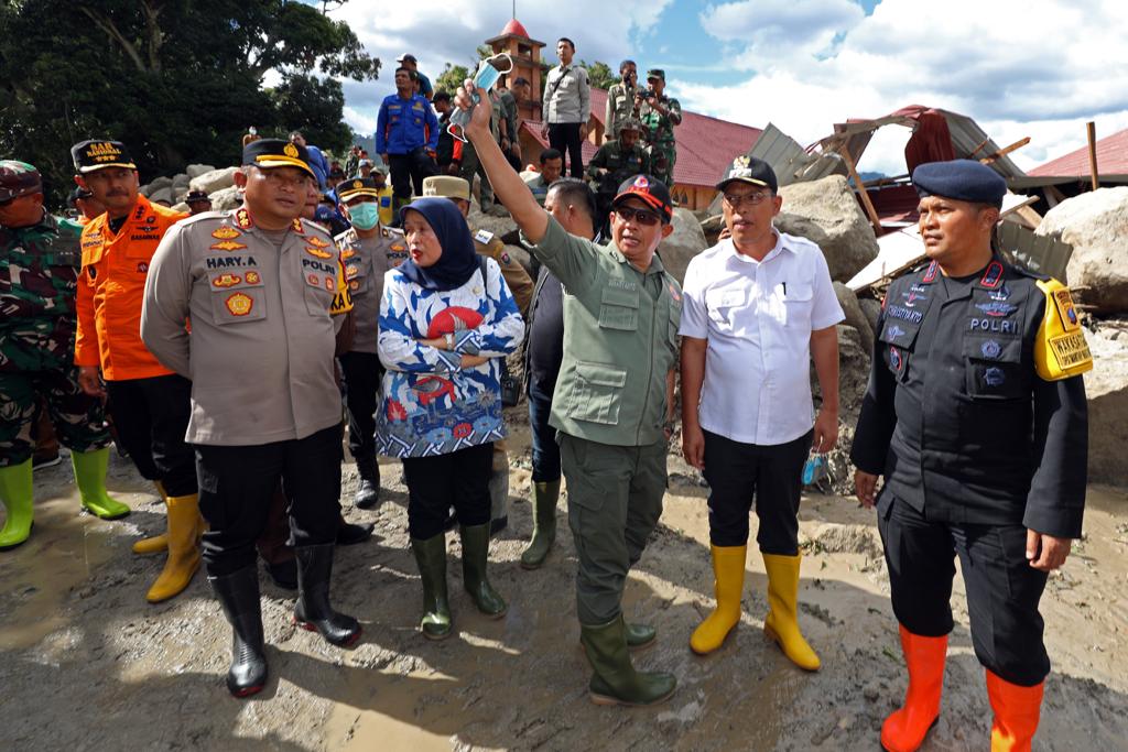 Kepala BNPB Letjen TNI Suharyanto SSos MM (kemeja dan rompi hijau) meninjau lokasi kejadian banjir bandang dan tanah longsor di Kecamatan Baktiraja, Humbahas, Sumut, Senin (4/12/2023). (Dok/BNPB)