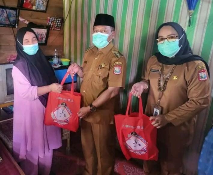 Wali Kota Tanjungbalai H Waris Tholib didampingi Kepala Dinas Kesehatan Tanjungbalai dr Hj Nurhidayah Aritonga, memberikan bantuan kepada orangtua dari kedua anak penderita Marasmus Kwashiorkor dan TB-RO, Senin (4/12/2023). (Dok/ Kominfo Tanjungbalai)