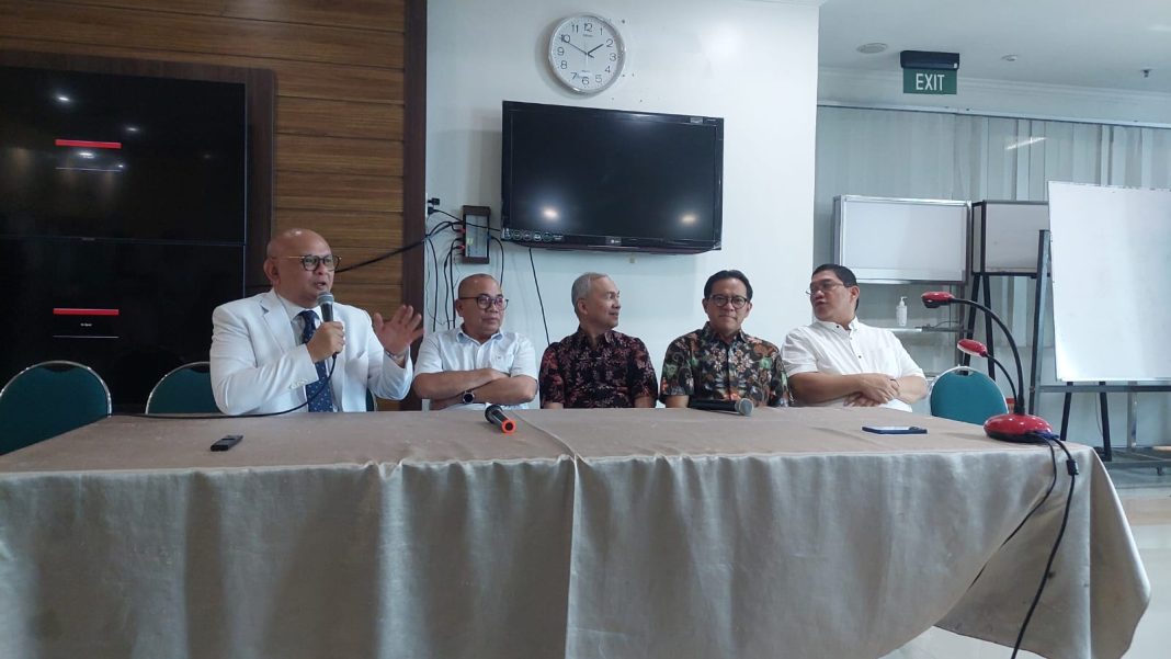 Ketua Tim Transplantasi Ginjal di RSUP H Adam Malik dr Alwi Thamrin Nasution SpPD-KGH bersama Prof DR dr Nur Rasyid SpU (K), didampingi Dr dr Maruhum Bonar Hasiolan Marbun SpPD-KGH dan lainnya memberikan keterangan kepada wartawan di Gedung Pusat Jantung Terpadu, Senin (4/12/2023). (Foto Dok/Humas RS Adam Malik)