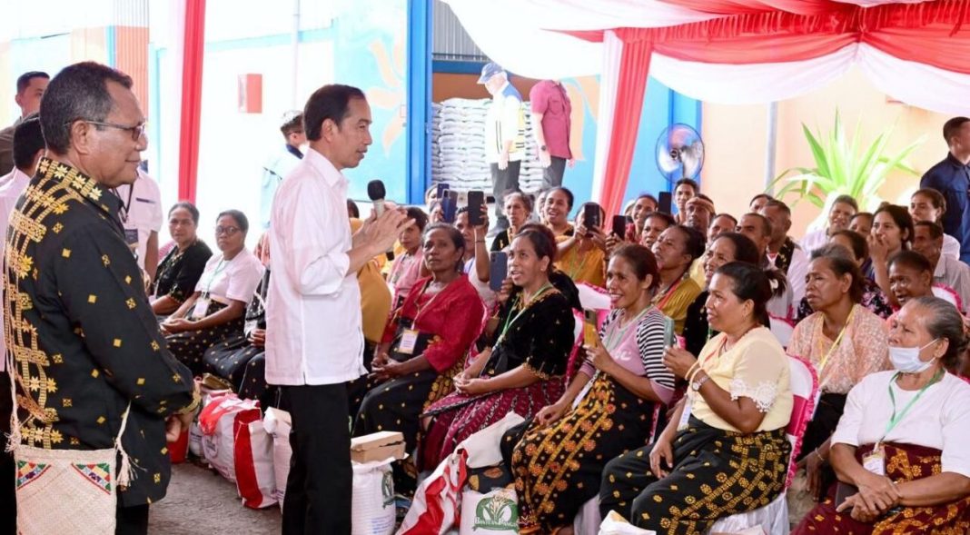 Presiden Republik Indonesia Ir H Joko Widodo mengunjungi Kompleks Pergudangan Danga, Kabupaten Nagekeo, Provinsi Nusa Tenggara Timur, Selasa (5/12/2023).