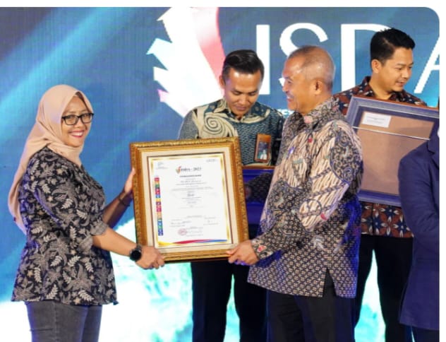 Manager UP3 Padangsidimpuan Yessi Indra mewakili PLN UID Sumut menerima piagam penghargaan ISDA 2023. (Dok/PLN)