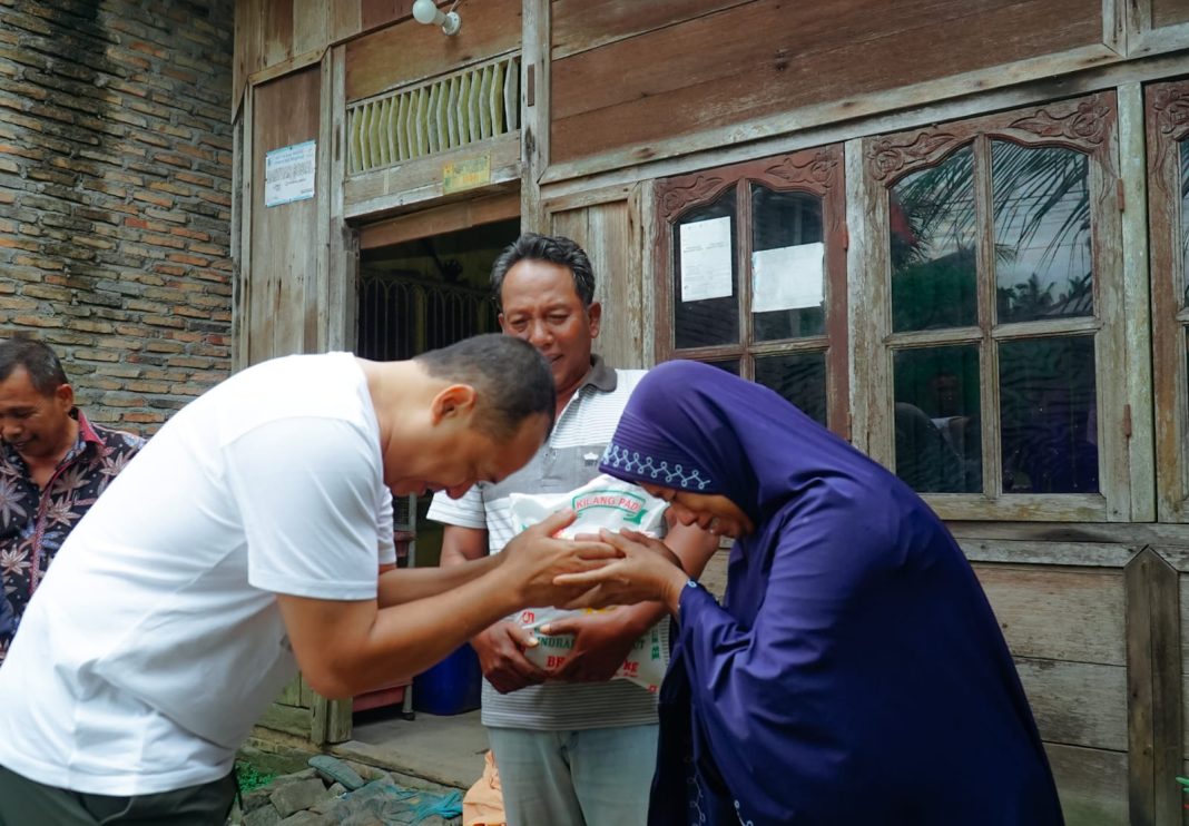 Bupati Batubara Ir H Zahir MAP terus gencar menyapa warga di berbagai desa di Kabupaten Batubara. Bupati Zahir menyambangi Desa Dahari Silebar, Kecamatan Talawi, Sabtu (2/12/2023) malam.