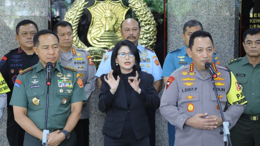 Panglima TNI Jenderal Agus Subiyanto bersama dengan Kapolri Jenderal Polisi Listyo Sigit Prabowo turut membahas masalah konflik yang terjadi di Papua saat pertemuan di Mabes Polri, Jakarta, Selasa (5/12/2023). (Dok/Humas Polri)