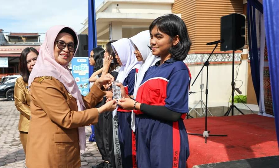 Wali Kota Pematangsiantar dr Susanti Dewayani SpA memberikan vitamin penambah darah ke siswi SMK Negeri 1 bertempat di kantor Camat Siantar Utara, Jalan Patuan Anggi, Selasa (5/12/2023). (Dok/Kominfo Pematangsiantar)