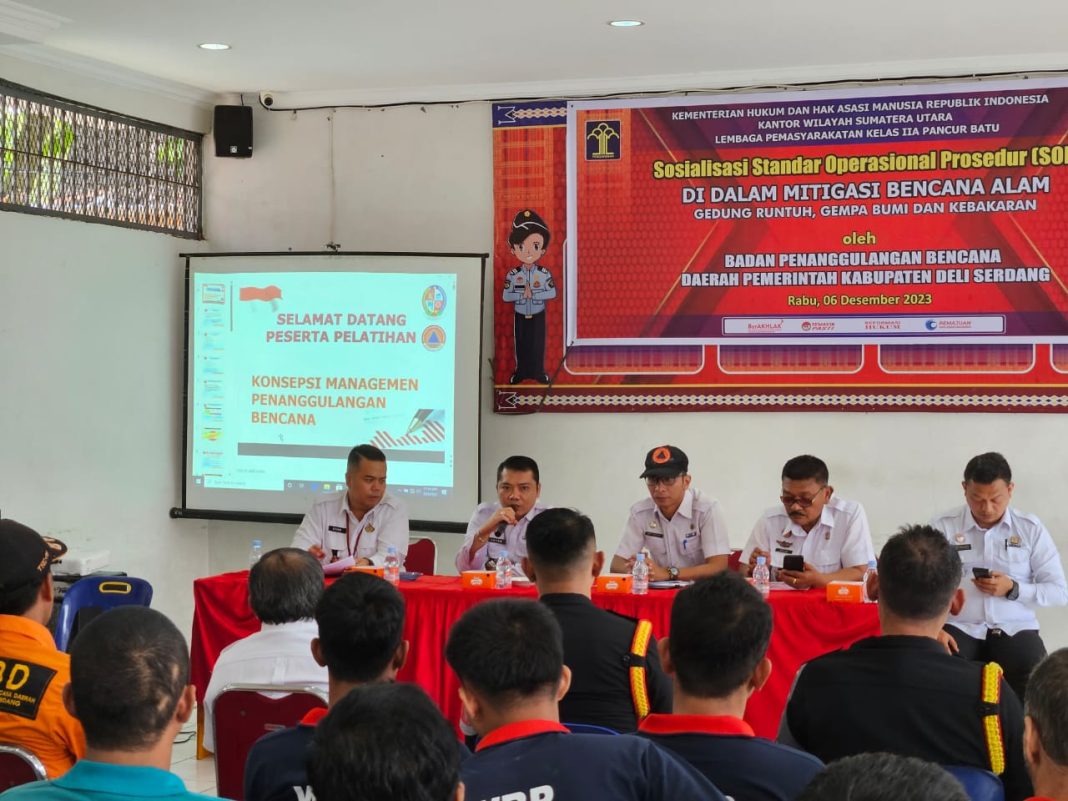 BPBD Deliserdang memberikan sosialisasi standar operasional prosedur dalam mitigasi bencana alam, gedung runtuh, gempa bumi dan kebakaran bagi petugas Lapas Kelas IIA Pancurbatu dan para WBP, Rabu (6/12/2023). (Dok/Humas Lapas Pancurbatu)