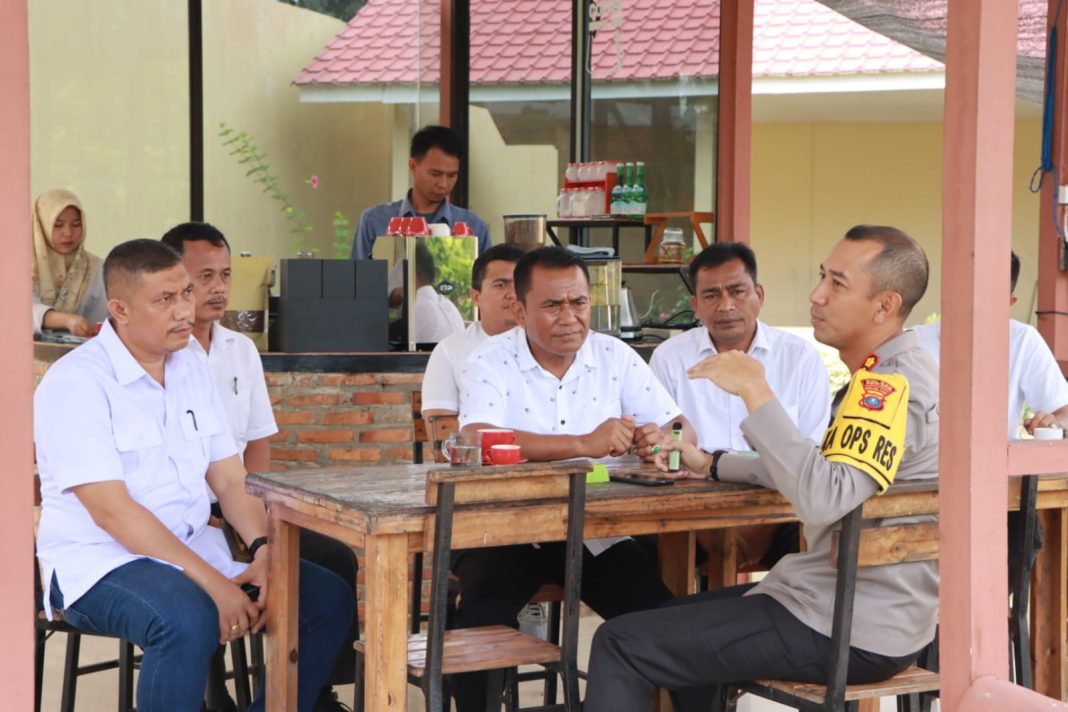 Kapolres Sergai AKBP Oxy Yudha Pratesta memberi arahan kepada Kasat Reskrim AKP JH Panjaitan didampingi Kbo Iptu Edward Sidauruk, para Kanit dan personel Reskrim saat coffee morning di Kantin Taman Bhayangkari Polres Sergai, Rabu (6/12/2023). (Dok/Humas Polres Sergai)