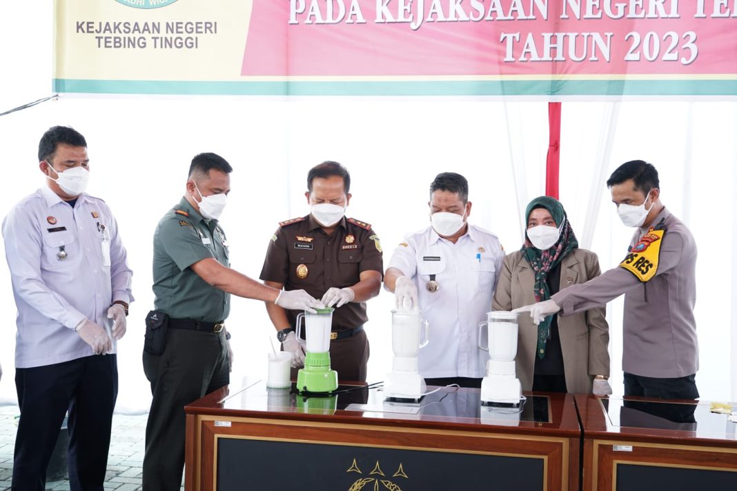 Kajari Tebingtinggi Muchsin didampingi Pj Wali Kota Drs Syarmadani MSi, Kapolres AKBP Andreas Luhut Jaya Tampubolon, Danramil 13/TT Kapten Inf Yudi Chandra dan Ketua PN Cut Carnelia Kasubsi Registrasi dan Bimkemas Lapas Kelas IIB Sardi Hutabarat memusnahkan barang bukti dengan cara memblender, di halaman Kantor Kejari Tebingtinggi, Jalan Yos Sudarso, Rabu (6/12/2023).