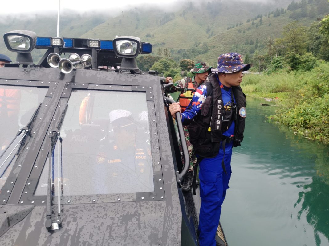 Polda Sumut menurunkan personel penyelam untuk membantu melakukan pencarian para korban longsor di Desa Simangulampe, Kecamatan Bakti Raja, Kabupaten Humbahas. (Dok/Polda Sumut)