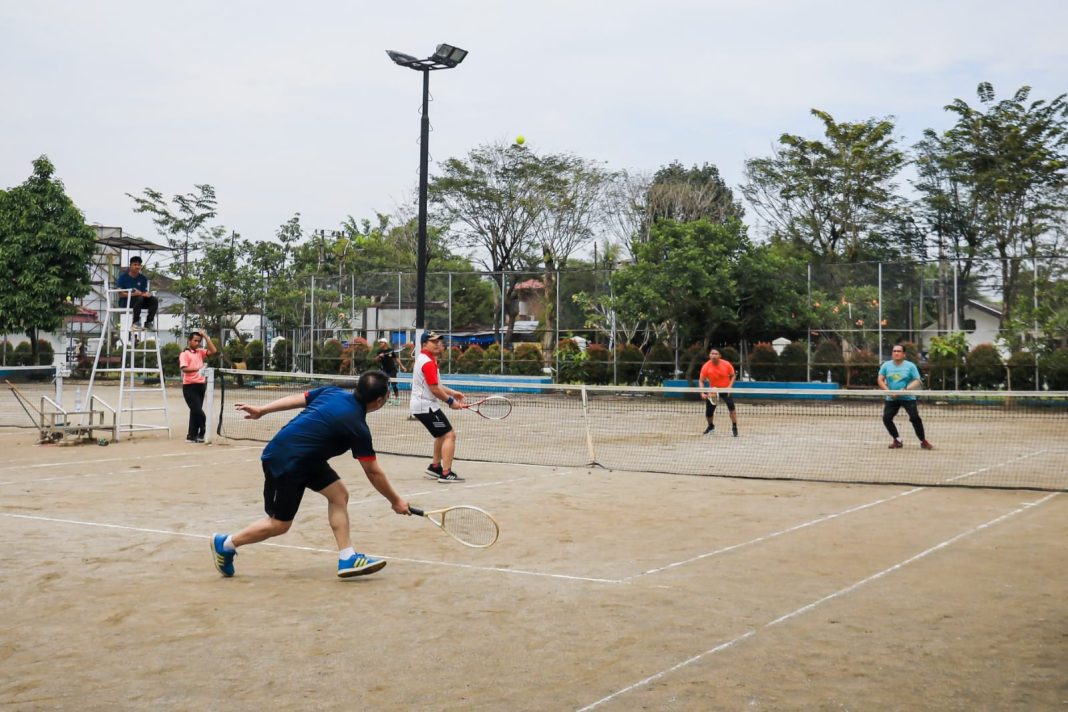 Guna memeriahkan peringatan HUT Korpri ke-52, Pemko Medan menggelar turnamen tenis lapangan, Rabu (6/12/2023). (Dok/Kominfo Medan)