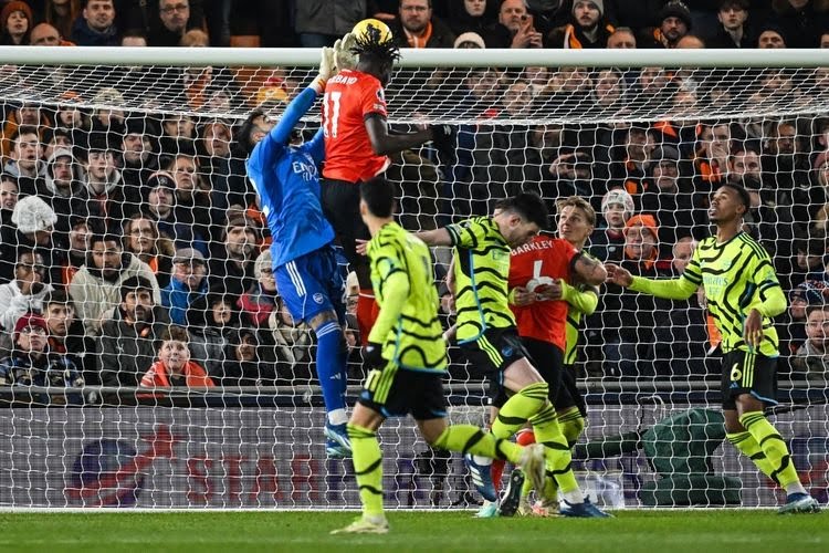 Kiper David Raya kalah berduel memperebutkan bola dengan penyerang Luton, Elijah Adebayo. Partai Luton Vs Arsenal merupakan laga lanjutan Liga Inggris 2023-2024 di Kenilworth Road, London, Rabu (6/12/2023) dini hari WIB.