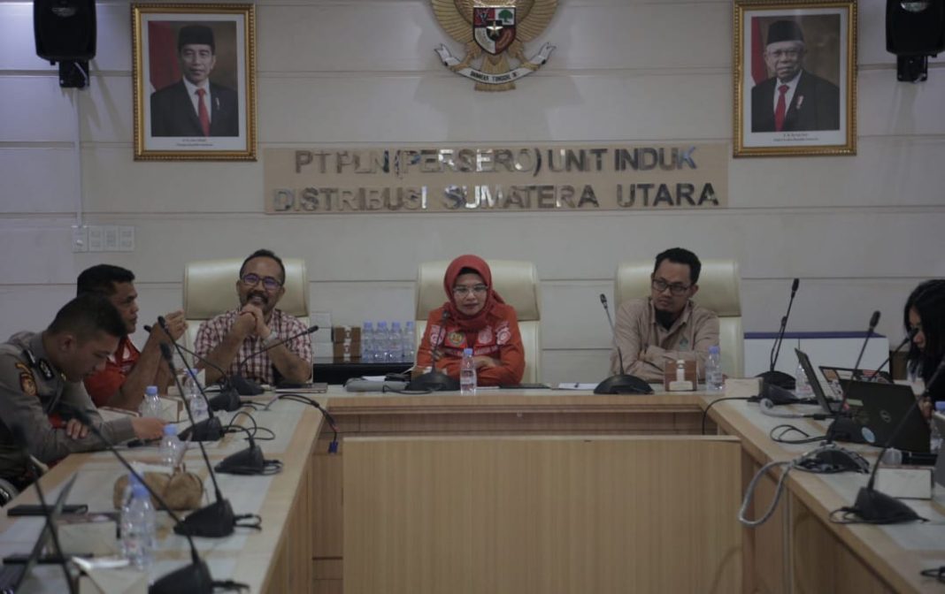 Ketua tim pelaksanaan risk assessment Direktorat Pamobvit Polda Sumut, AKBP Arnis Syafni Yanti SE di dampingi Manager keselamatan, kesehatan kerja, lingkungan, dan keamanan PLN UID Sumut David dan Manager PLN UP2D Sumut Fahmy Albar memberikan pemaparan Sistem Management Pengamanan di Ruang Rapat Grand Sibayak, Kamis (7/12/2023).