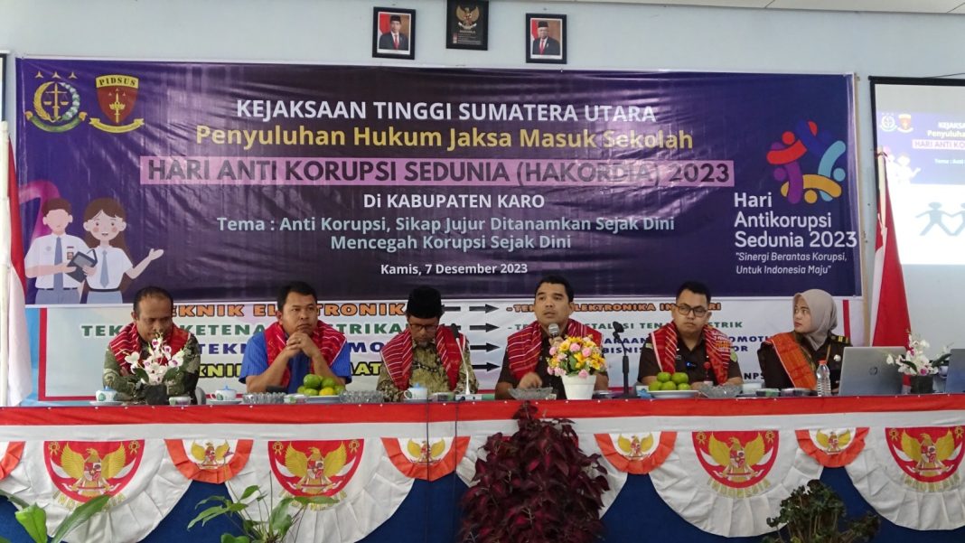 Kasi Penkum Kejati Sumut Yos Tarigan saat penyuluhan hukum dalam rangka JMS di SMKN 1 Merdeka Berastagi, Kamis (7/12/2023). (Dok/Penkum Kejati Sumut)