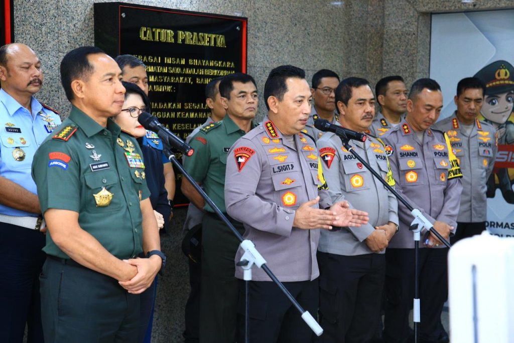 Kapolri Jenderal Polisi Listyo Sigit Prabowo didampingi Panglima TNI Jenderal Agus Subiyanto memberikan keterangan kepada wartawan. (Dok/Humas Polri)