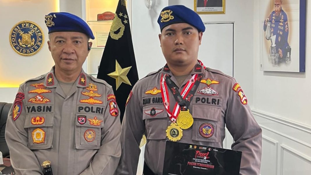 Plt Kakorpolairud Baharkam Polri Brigjen Pol M Yassin Kosasih SIK MSi MTr Opsla bersama Bharada Rian Gadik. (Dok/Humas Polri)