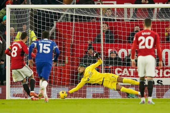 Eksekusi penalti Bruno Fernandes bisa digagalkan Robert Sanchez dalam laga Premier League antara Manchester United vs Chelsea, Kamis (7/12/2023).