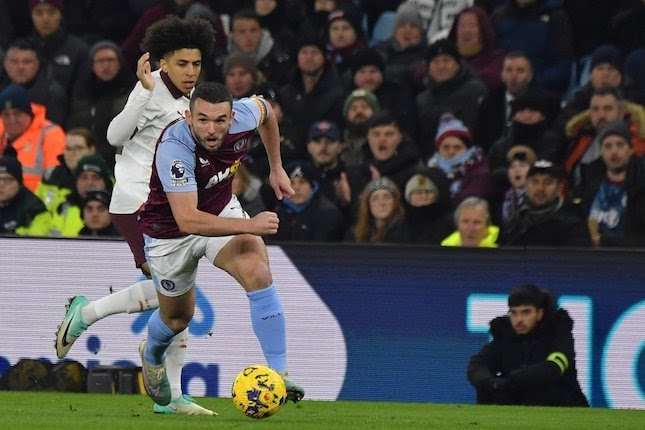 Duel John McGinn dan Rico Lewis dalam laga Premier League antara Aston Villa vs Manchester City, Kamis (7/12/2023).